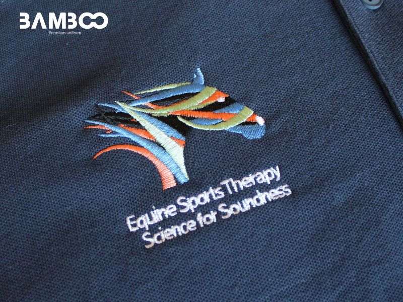 In và thêu logo áo đồng phục giúp tạo điểm nhấn thẩm mỹ