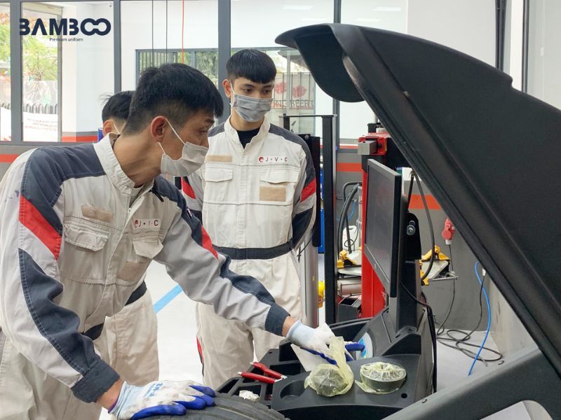 Đồng phục gara ô tô là tài sản chiến lược mang lại nhiều giá trị cốt lõi cho các trung tâm bảo dưỡng, bảo hành xe hơi