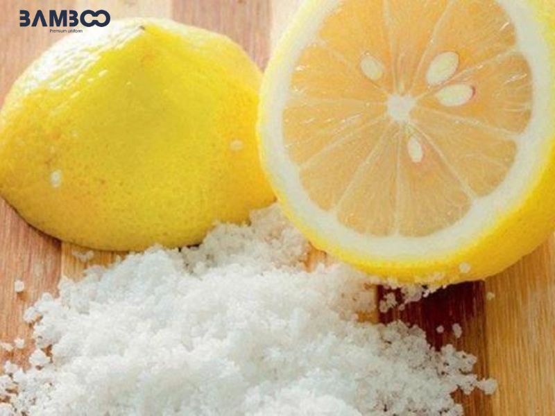 Tuyệt chiêu tẩy rỉ sét trên quần áo lao động bằng muối kết hợp chanh