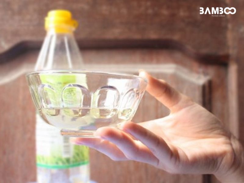 Tuyệt chiêu tẩy rỉ sét trên quần áo lao động bằng giấm nguyên chất