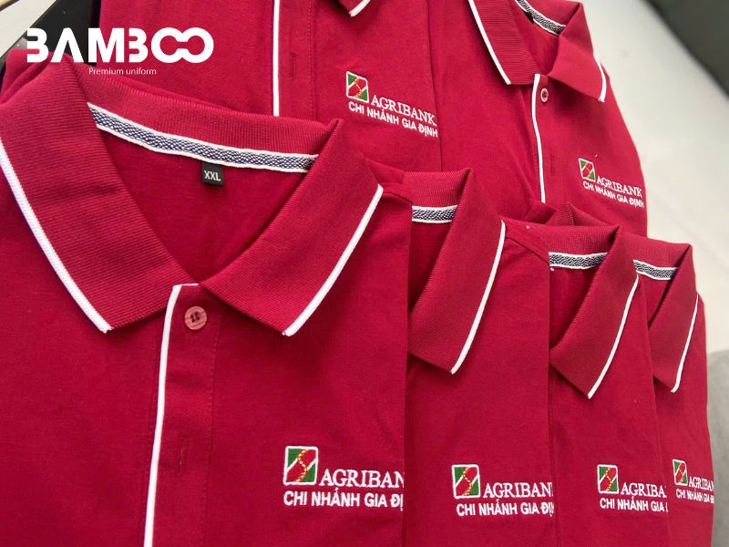 Logo áo đồng phục cần đồng bộ và nhất quán với logo chính thức của doanh nghiệp
