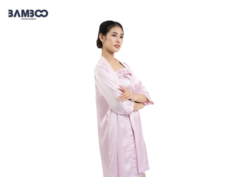 Tiêu chí chọn áo choàng spa gồm chất liệu mềm mại, form thoải mái và logo sắc nét