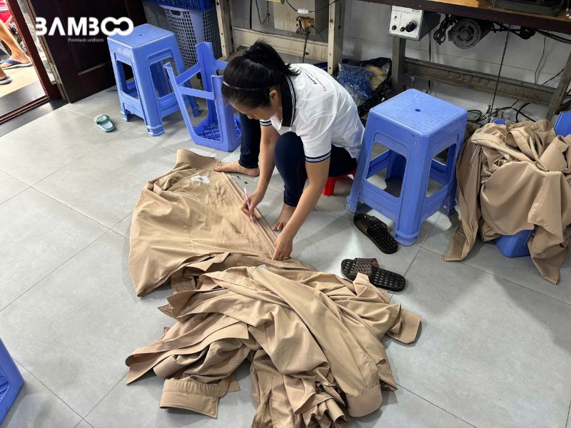 Đối tác may đồng phục bệnh viện cần có năng lực sản xuất tốt, QC nghiêm ngặt, chất liệu đạt chuẩn, thiết kế đúng quy định và dịch vụ toàn quốc uy tín