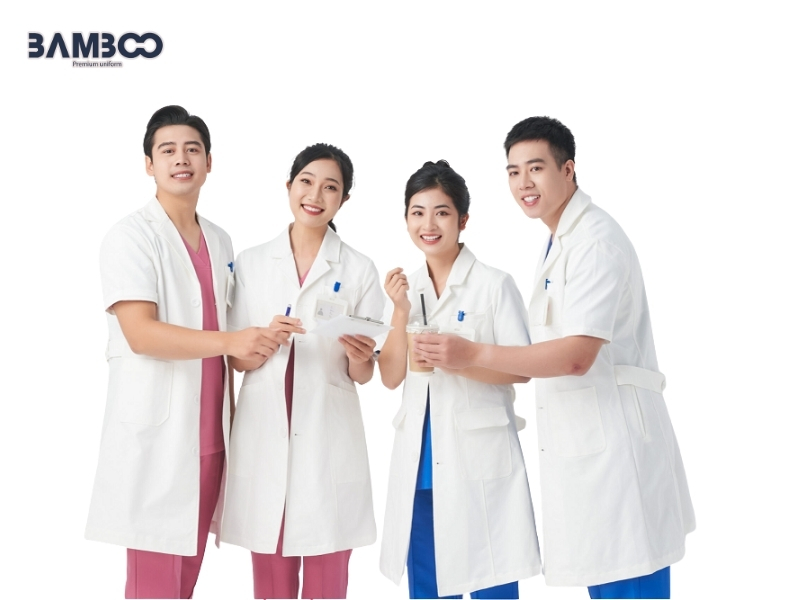 Đồng phục xét nghiệm nên vừa vặn, sạch sẽ, bền chắc, kín đáo và thuận tiện khi làm việc