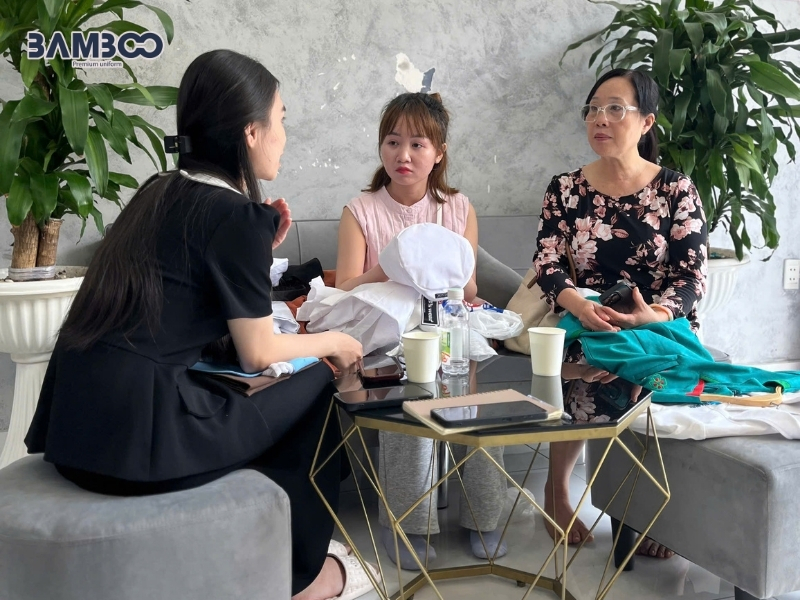 Khi chọn xưởng đồng phục bệnh viện TPHCM, nên ưu tiên kinh nghiệm, chất liệu, năng lực sản xuất và kiểm soát chất lượng