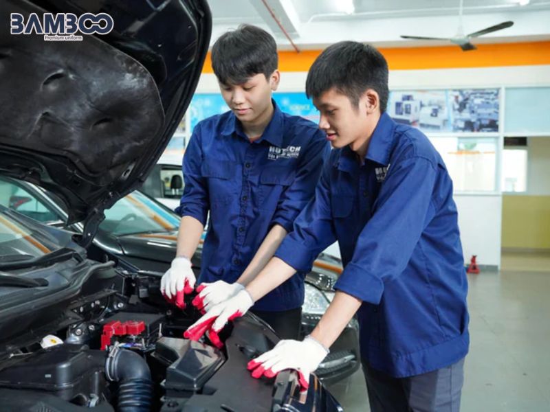 Chọn đồng phục kỹ thuật cần chú trọng chất liệu, kiểu dáng, độ bền và nhận diện thương hiệu