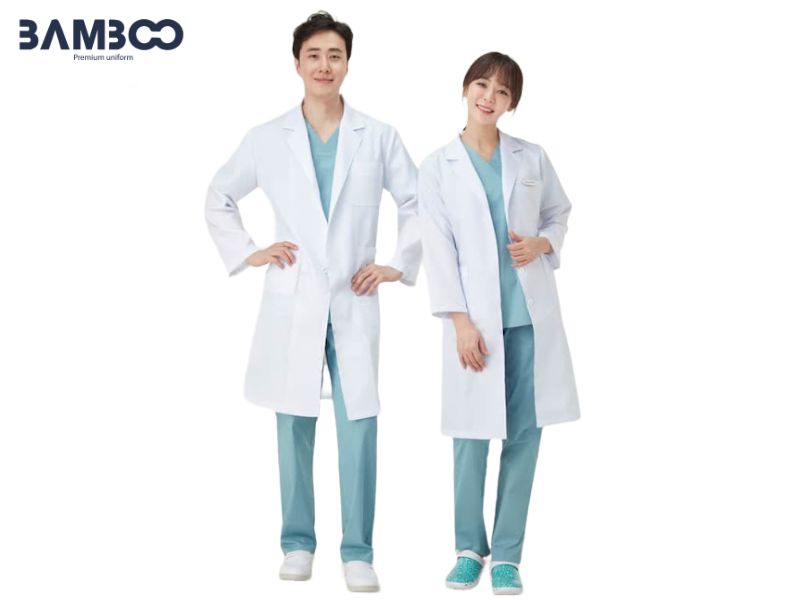 Đồng phục bác sĩ đạt chuẩn cần đúng quy định Bộ Y Tế, vải kháng khuẩn, form thoải mái và bền đẹp
