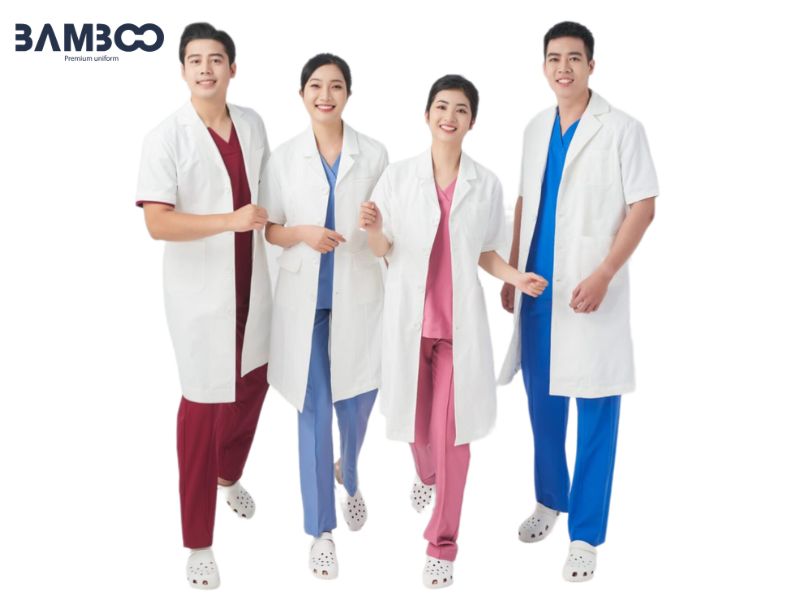 Đồng phục dược sĩ chuẩn gồm blouse trắng, quần âu, gắn bảng tên