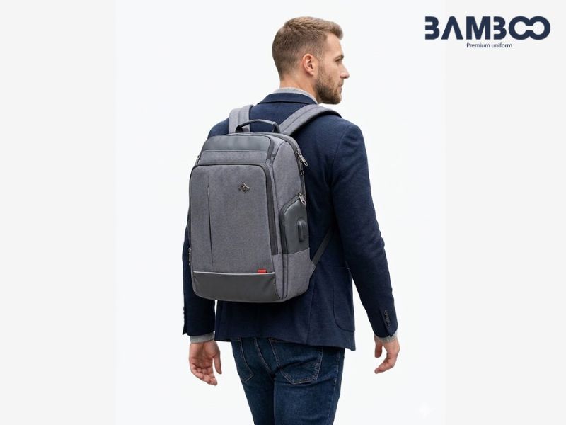 Balo đồng phục xám nhiều ngăn giúp lưu trữ tiện lợi, bảo vệ thiết bị và tăng nhận diện thương hiệu