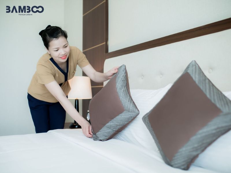 Trang phục nhân viên buồng phòng gồm bộ đồng phục chính và các phụ kiện đi kèm