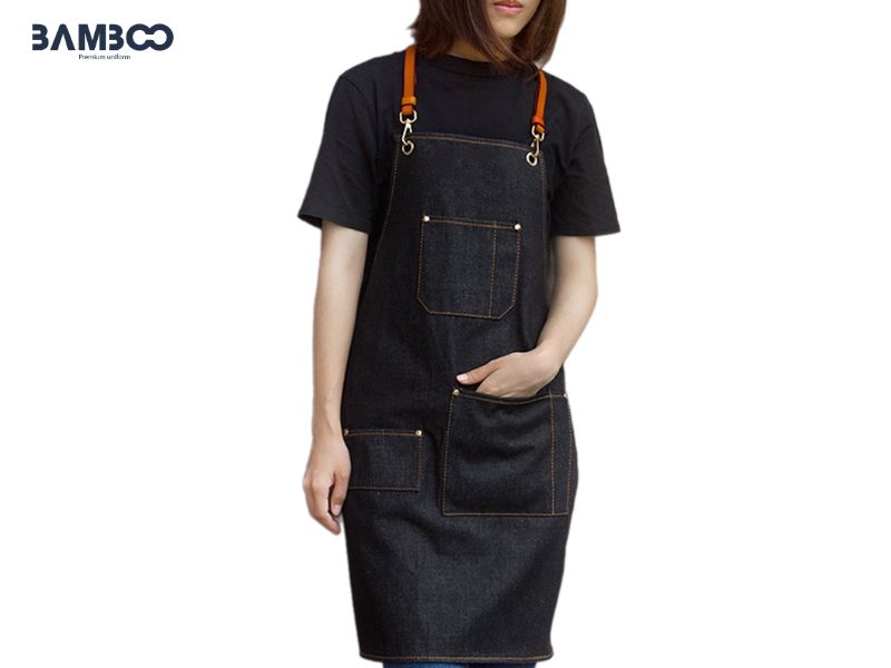 Tạp dề nửa thân dài đen bền đẹp, tiện dụng, che chắn tốt và tôn phong thái chuyên nghiệp