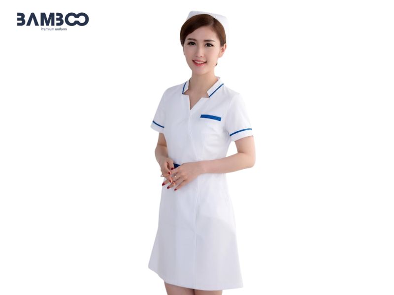 Chất vải may áo điều dưỡng cổ chữ V trắng may từ chất vải cotton mềm mại, thấm hút mồ hôi tốt, thoáng khí