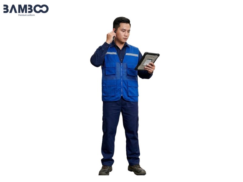 Áo gile bảo hộ xanh dương thường may từ kaki bền, vải lưới thông thoáng