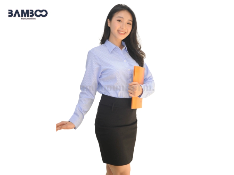 Chất vải sọc xanh dương mềm, thoáng, ít nhăn, bền màu và giữ form áo tốt