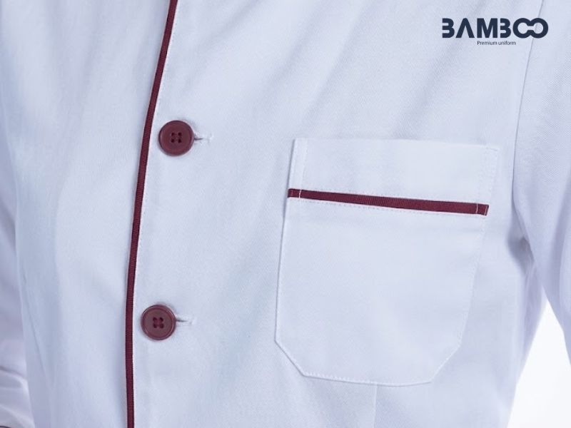 Áo bếp trắng viền nâu may từ chất vải bền, thoáng, ít nhăn, dễ giặt, giữ form tốt