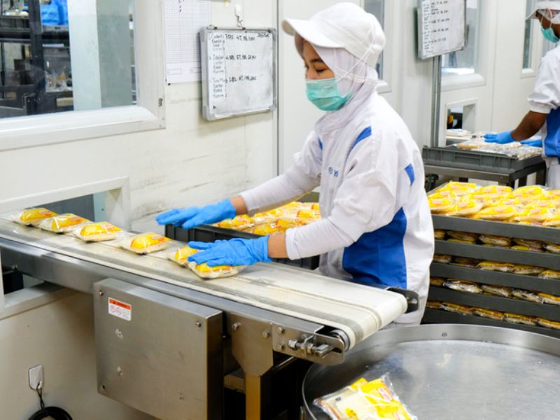 Khu bánh kẹo, đồ hộp chọn kaki 65/35 hoặc kate ford thoáng hút mồ hôi