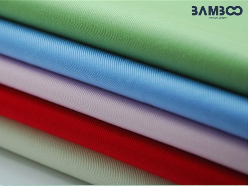 Đồng phục nhà hàng nên chọn vải cotton thoáng mát, polyester bền màu, linen sang trọng hoặc vải pha linh hoạt