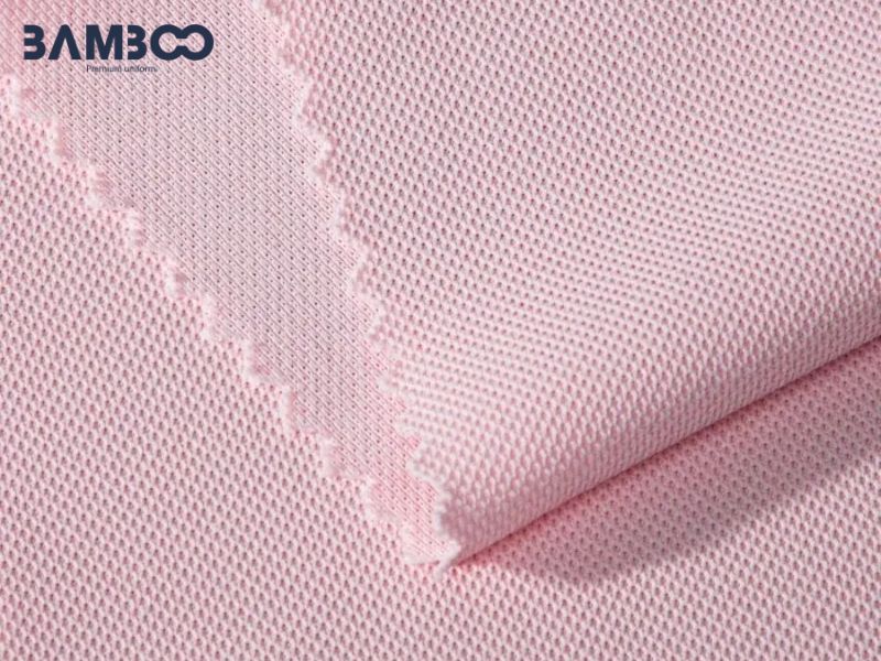 Vải pique mắt chim là loại vải dệt mắt lưới từ cotton và polyester, thoáng khí, giữ form tốt