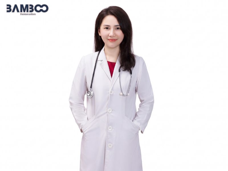 Áo blouse bác sĩ thẩm mỹ viện giúp tạo hình ảnh chuyên nghiệp, tăng sự tin tưởng và hỗ trợ thao tác linh hoạt.