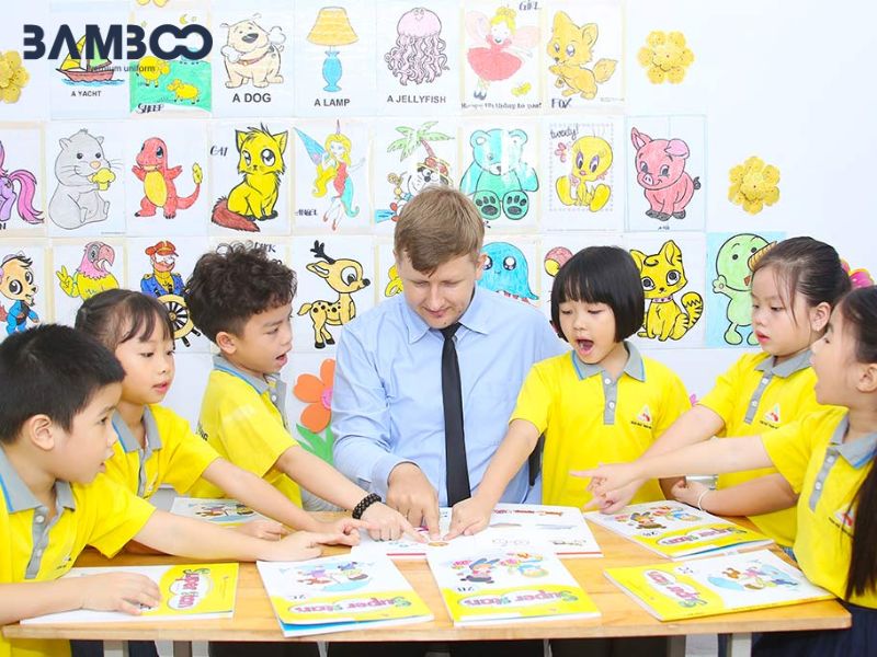 Đồng phục trung tâm tiếng Anh giúp xây dựng thương hiệu, tăng uy tín và gắn kết môi trường học tập