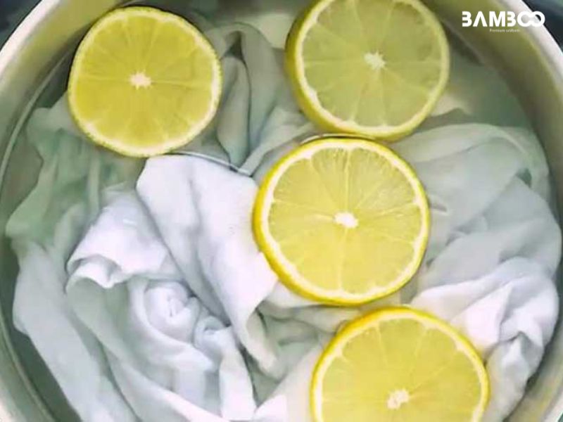 Dùng chanh và muối xóa nấm mốc trên áo đồng phục