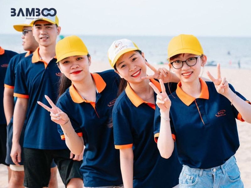 Xu hướng đồng phục du lịch biển ưu tiên thiết kế tối giản, màu sắc tươi sáng, chất liệu thoáng mát và in họa tiết độc đáo