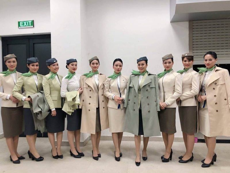 Đồng phục tiếp viên hiện đại, tiện nghi, ứng dụng công nghệ in thêu hiện đại