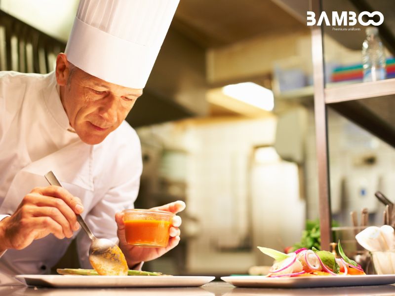 Chiếc mũ đầu bếp mang nhiều ý nghĩa sâu sắc về lịch sử, văn hóa và vị thế trong nghề bếp