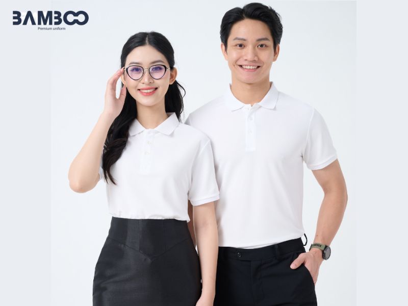 Áo đồng phục màu trắng nổi bật logo, chuyên nghiệp, sạch sẽ, linh hoạt, tạo niềm tin với khách hàng