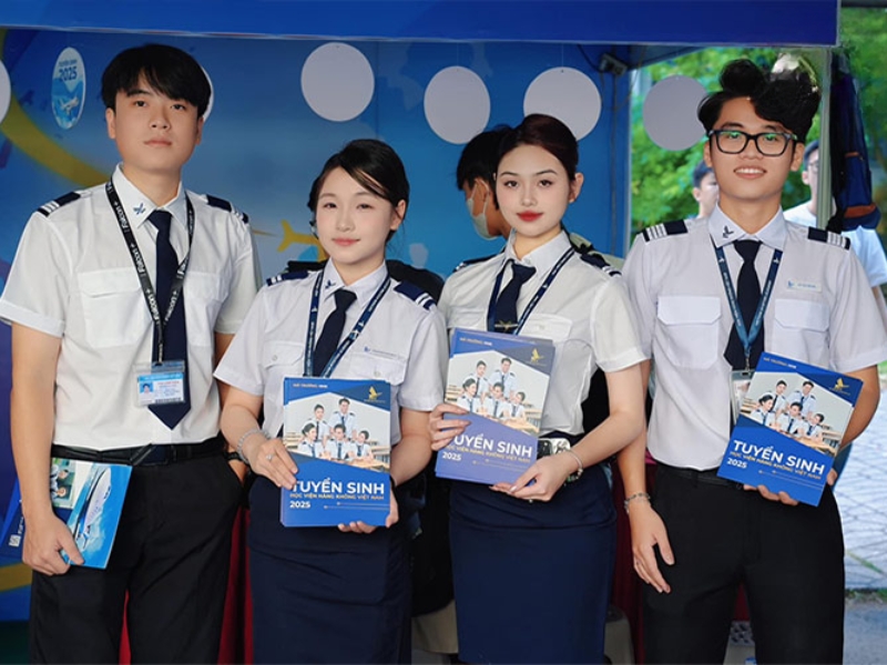 Đồng phục Học Viện Hàng Không thể hiện sự chuyên nghiệp, kỷ luật, tự hào và tinh thần đoàn kết sinh viên