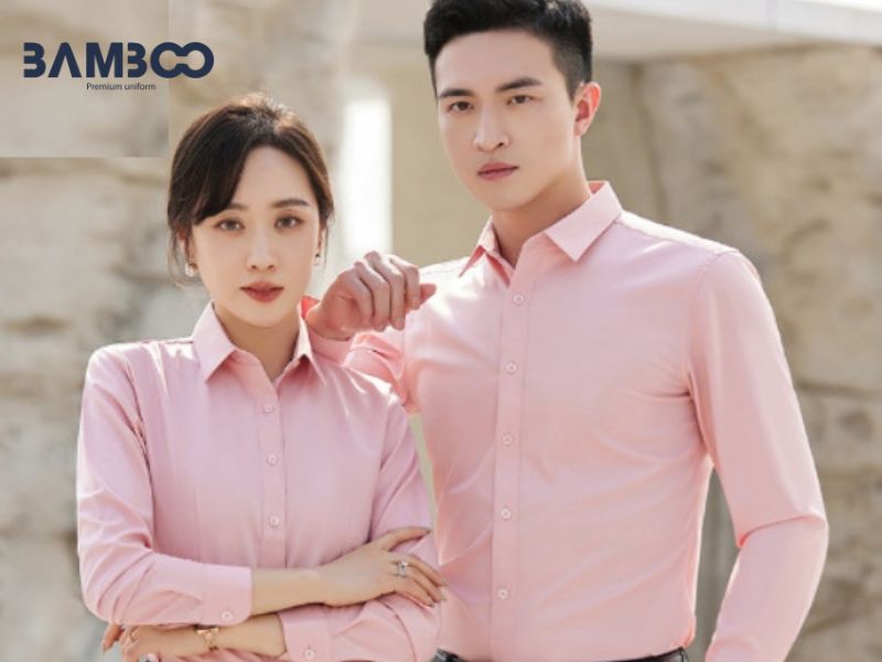 Màu hồng trong đồng phục tượng trưng cho sự thân thiện, tinh tế, tích cực và mang ý nghĩa may mắn