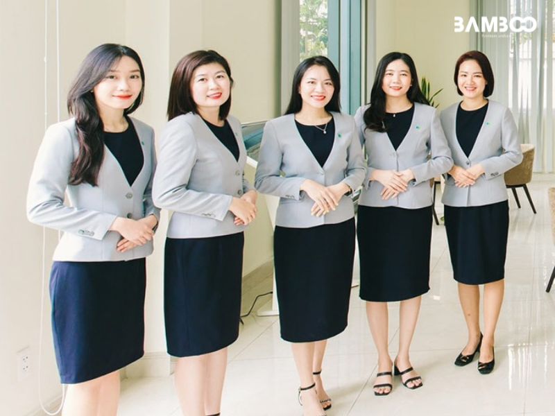 Đồng phục bất động sản tạo điểm nhấn nhận diện cho công ty, thể hiện sự chuyên nghiệp và uy tín