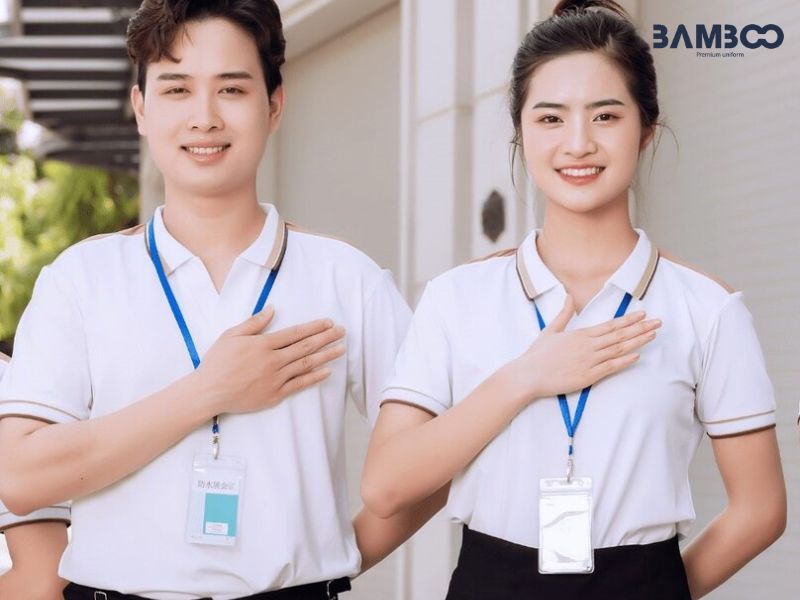 Đồng phục màu trắng giúp xây dựng hình ảnh thương hiệu sạch sẽ, trang nhã, tạo thiện cảm mạnh mẽ với khách hàng