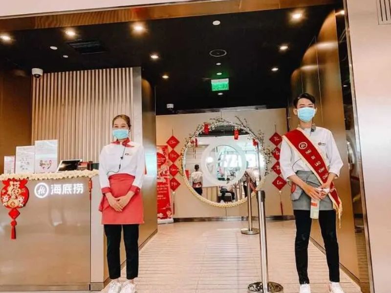 Logo Haidilao tượng trưng sự kết nối, với sắc đỏ may mắn và đen tinh tế