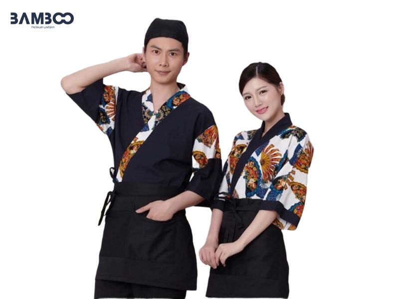 Mẫu đồng phục áo bếp đen họa tiết được thiết kế tinh tế để tôn vinh vóc dáng và vai trò của từng nhân viên