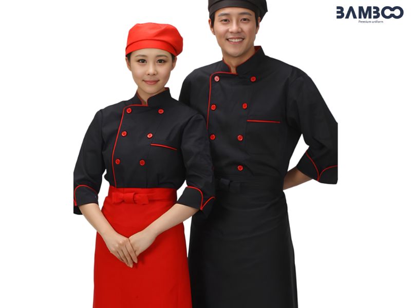Mẫu đồng phục bếp màu đen phối đỏ sạch sẽ, che đi những vết bẩn nhỏ trong quá trình chế biến