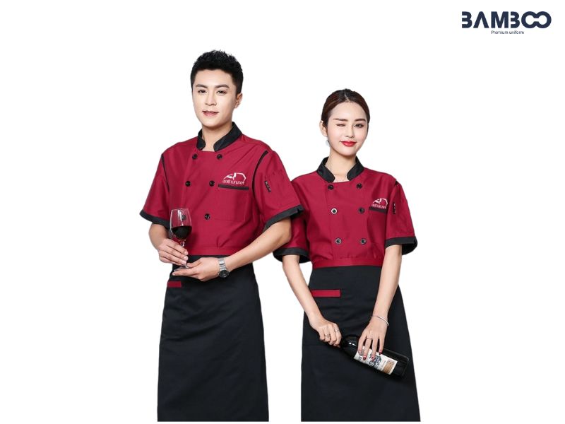 Áo bếp đỏ đô tạo điểm nhấn thị giác, thể hiện sự đẳng cấp và tinh thần nhiệt huyết của đội ngũ bếp
