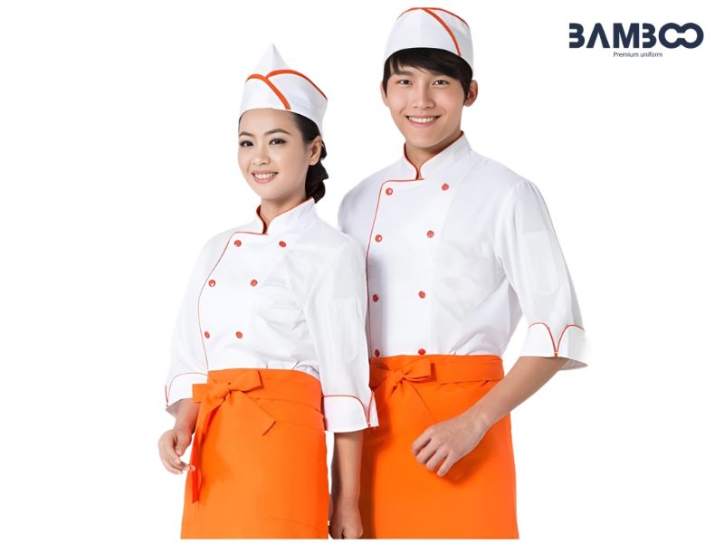 Áo bếp trắng viền cam hiện đại, thoáng khí, mũ và tạp dề đồng bộ, tiện dụng