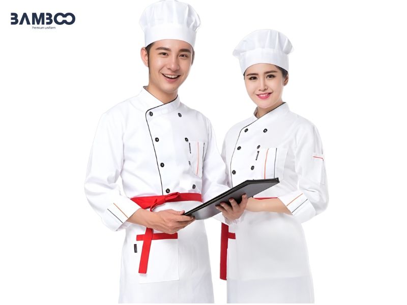 Mẫu áo bếp trắng phối màu tay dài gây ấn tượng nhờ sự kết hợp hài hòa giữa sắc trắng tinh khôi và các chi tiết phối màu đen, đỏ đầy tinh tế