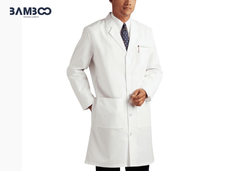 Áo blouse bác sĩ trắng 04 dáng dài chuẩn mực, tiện dụng