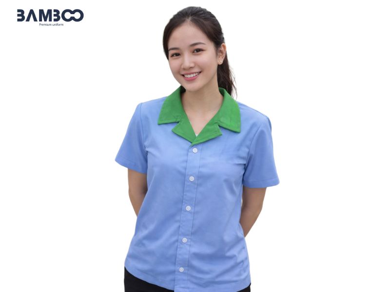 Áo tạp vụ xanh dương cổ xanh lá mang lại vẻ sạch sẽ, năng động và chuyên nghiệp cho nhân viên