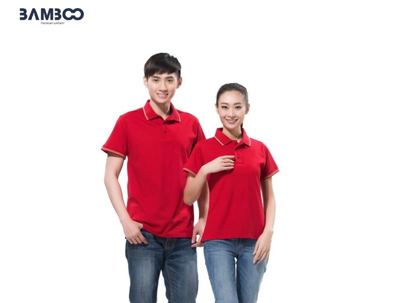 Mẫu áo thun đồng phục công sở màu đỏ kết hợp tinh tế giữa màu sắc nổi bật và các chi tiết thiết kế hiện đại