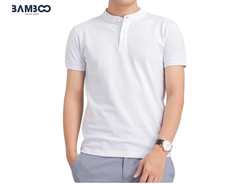 Áo thun đồng phục công sở trắng cổ trụ mang vẻ đẹp tinh giản, hiện đại nhưng vẫn thể hiện sự chuyên nghiệp