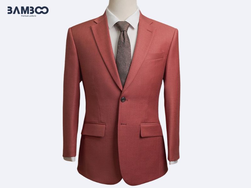 Đồng phục vest nam đỏ đôVest nam đỏ đô sang trọng, tôn dáng, dễ phối và nâng tầm hình ảnh doanh nghiệp