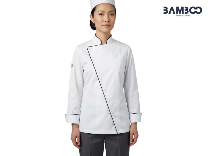 May áo bếp trắng vạt chéo nên chọn chất vải bền, viền chuẩn, thoáng mát và chắc chắn