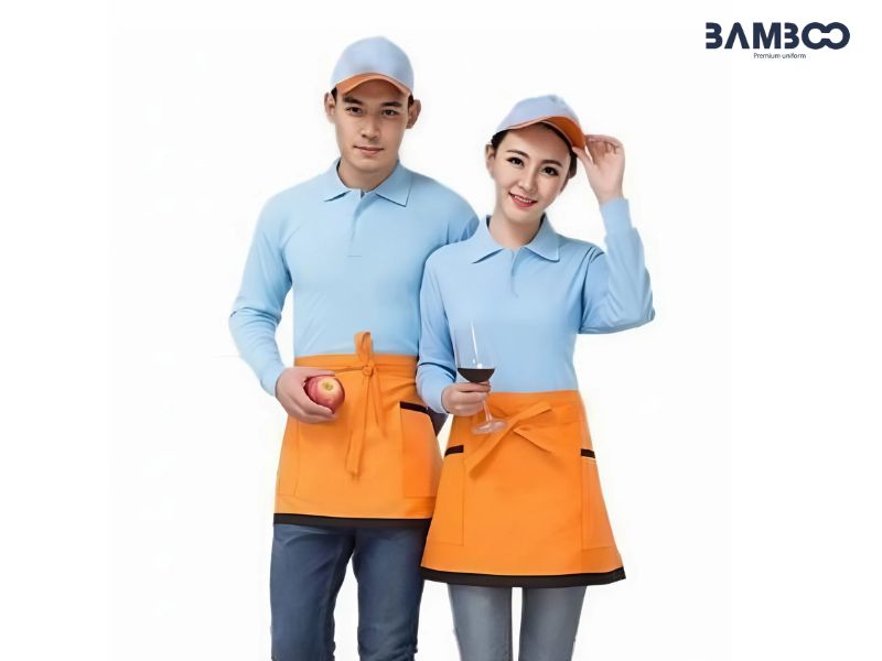 Mẫu tạp dề đồng phục ngắn màu cam đặc biệt phù hợp với các mô hình nhà hàng, quán cà phê, tiệm bánh hay cửa hàng bán lẻ năng động