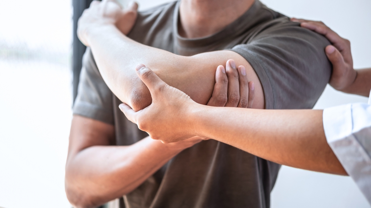 Bài tập chữa viêm điểm bám gân khuỷu tay thực hiện tại nhà