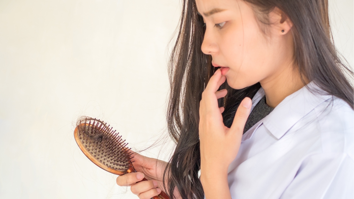 Rụng tóc ở nữ: Nguyên nhân, dấu hiệu và cách điều trị