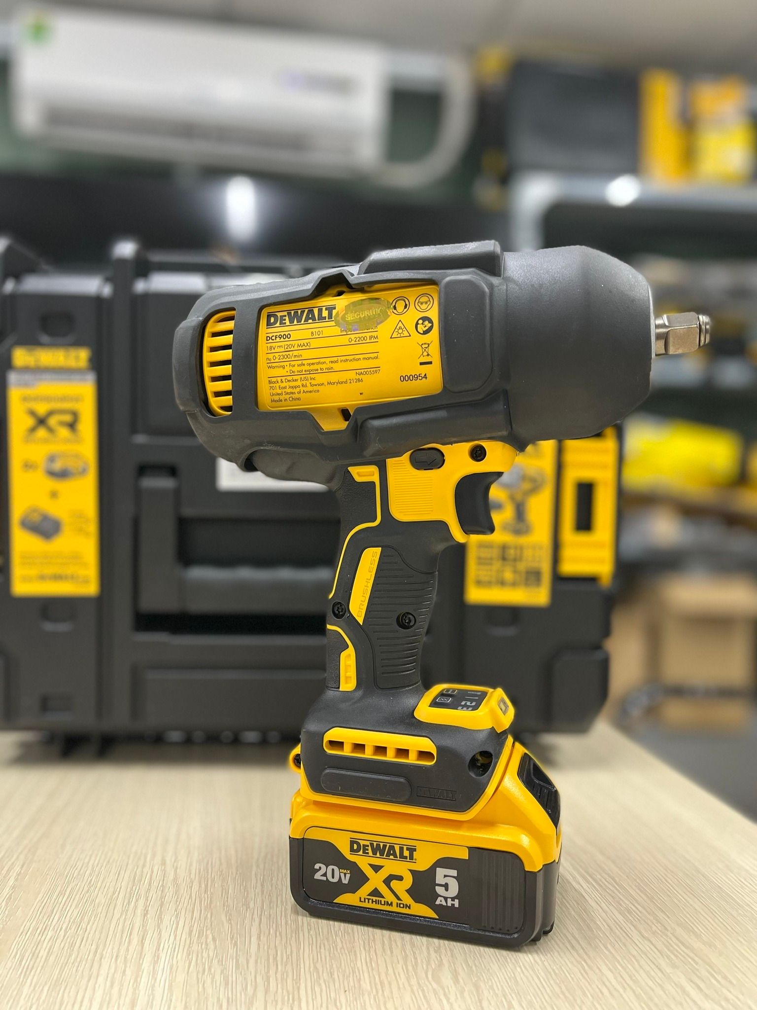 Máy siết bulon dùng pin 18V/20V Max Dewalt DCF900P2T