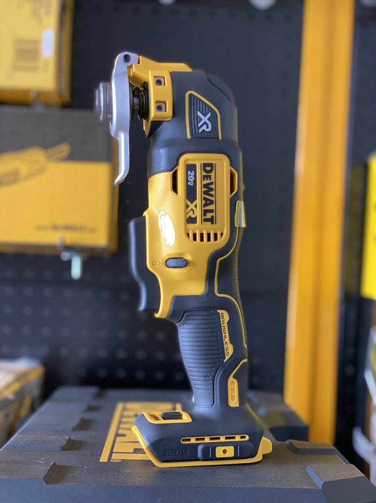 Máy cắt cầm tay 20V Dewalt DCS356M2